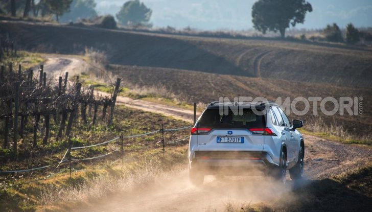 Prova Toyota RAV4 Hybrid 2019: il SUV ecologico per andare ovunque - Foto 2 di 64
