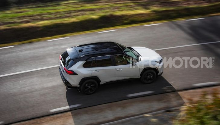 Toyota RAV4 2022: il SUV giapponese si aggiorna, ecco tutte le novità - Foto 18 di 26
