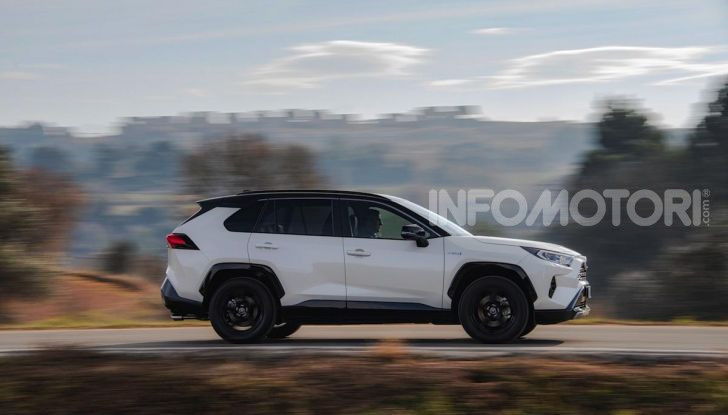 Toyota RAV4 2022: il SUV giapponese si aggiorna, ecco tutte le novità - Foto 15 di 26
