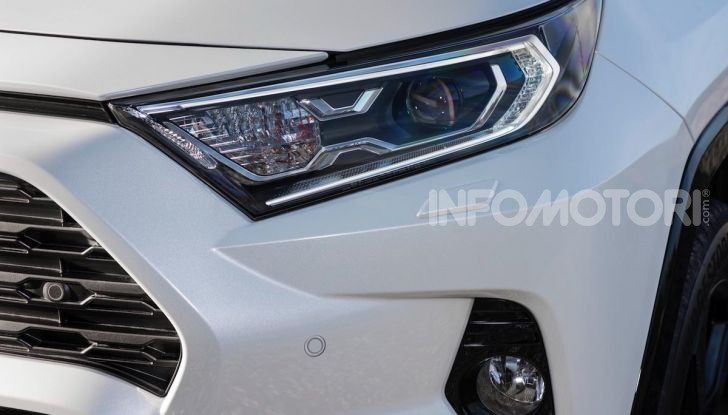Toyota RAV4 2022: il SUV giapponese si aggiorna, ecco tutte le novità - Foto 13 di 26