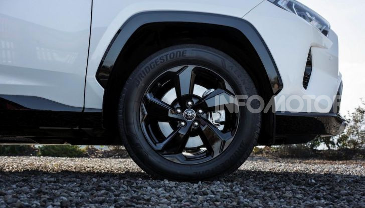 Toyota RAV4 2022: il SUV giapponese si aggiorna, ecco tutte le novità - Foto 11 di 26