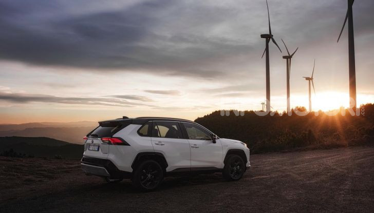 Prova Toyota RAV4 Hybrid 2019: il SUV ecologico per andare ovunque - Foto 9 di 64