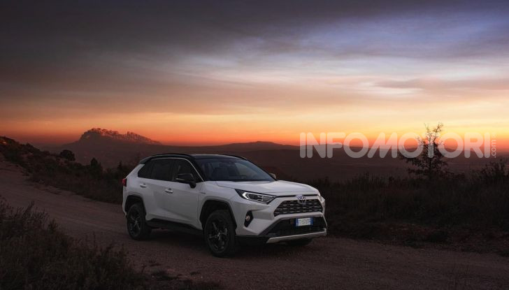 Prova Toyota RAV4 Hybrid 2019: il SUV ecologico per andare ovunque - Foto 10 di 64