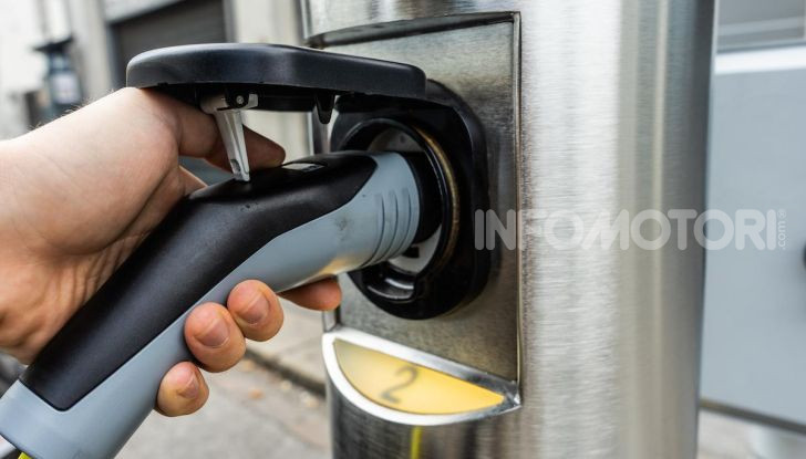 Volkswagen Golf GTE: prova su strada dell’ibrido plug-in da 204CV - Foto 28 di 33