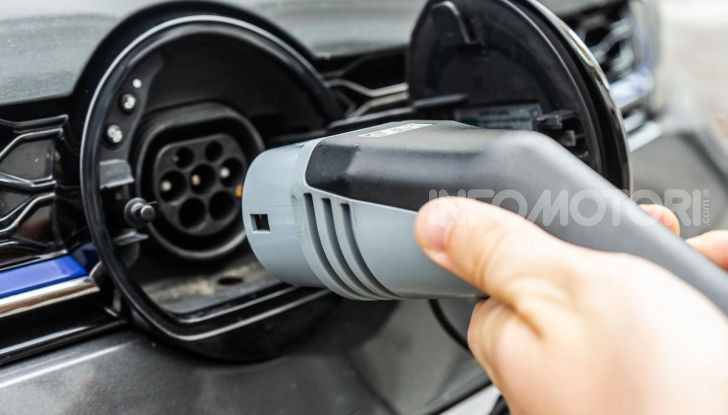 Volkswagen Golf GTE: prova su strada dell’ibrido plug-in da 204CV - Foto 31 di 33