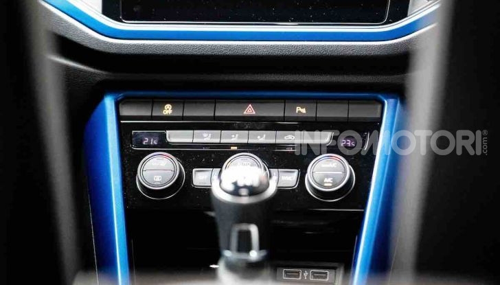 Volkswagen T-Roc 1.6 da 115CV: prova in notturna a Milano - Foto 12 di 45