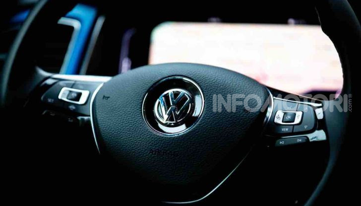 Volkswagen T-Roc 1.6 da 115CV: prova in notturna a Milano - Foto 19 di 45