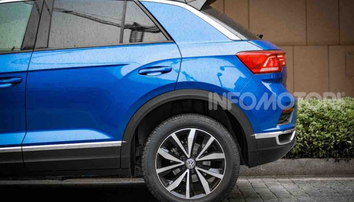 Volkswagen T-Roc 1.6 da 115CV: prova in notturna a Milano - Foto 22 di 45