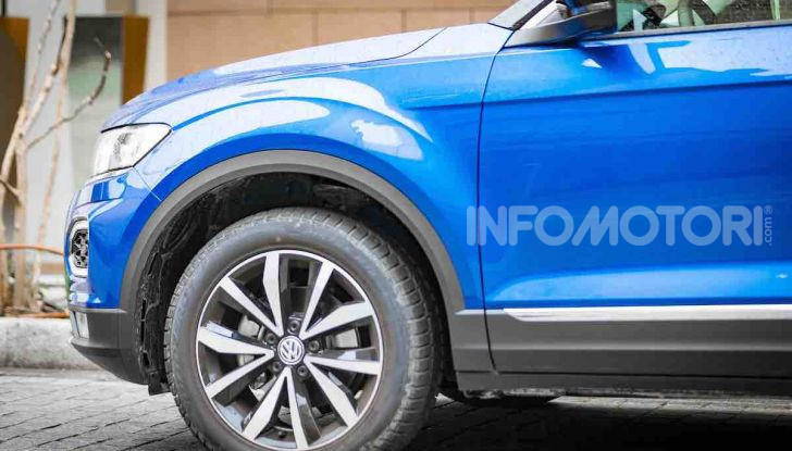 Volkswagen T-Roc 1.6 da 115CV: prova in notturna a Milano - Foto 23 di 45
