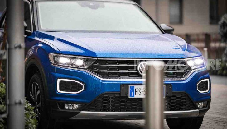 Volkswagen T-Roc 1.6 da 115CV: prova in notturna a Milano - Foto 28 di 45