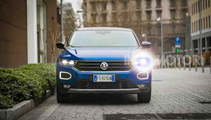 Volkswagen T-Roc 1.6 da 115CV: prova in notturna a Milano - Foto 3 di 45