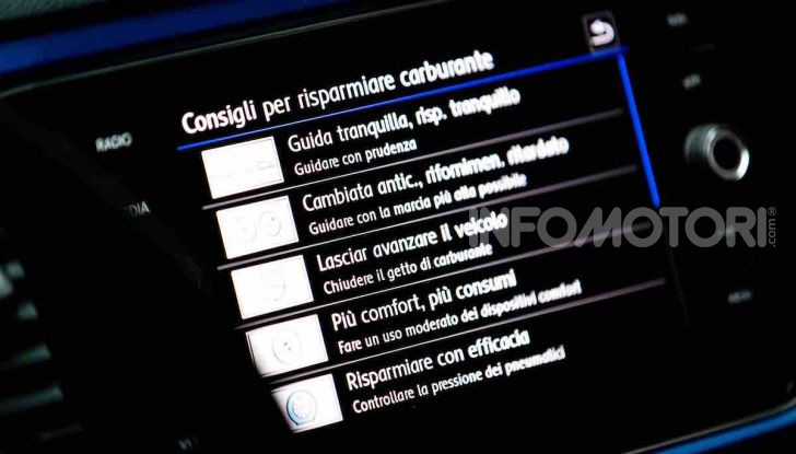 Volkswagen T-Roc 1.6 da 115CV: prova in notturna a Milano - Foto 40 di 45