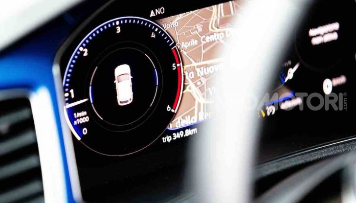 Volkswagen T-Roc 1.6 da 115CV: prova in notturna a Milano - Foto 41 di 45