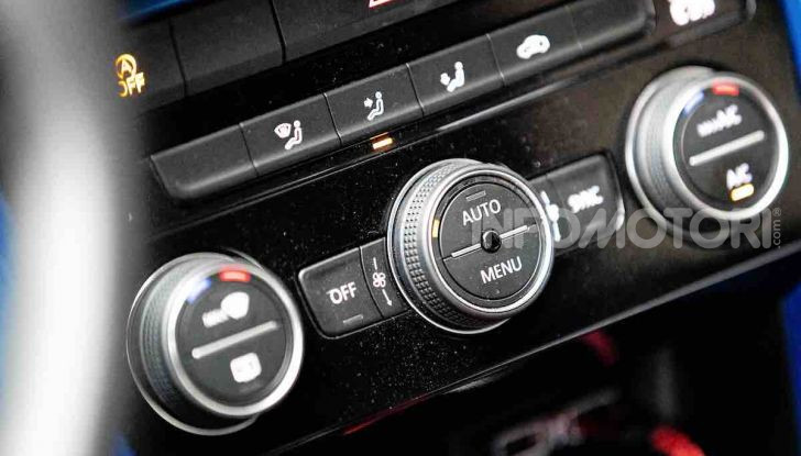 Volkswagen T-Roc 1.6 da 115CV: prova in notturna a Milano - Foto 45 di 45