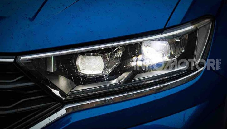 Volkswagen T-Roc 1.6 da 115CV: prova in notturna a Milano - Foto 9 di 45
