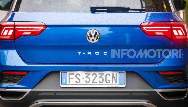 Volkswagen T-Roc 1.6 da 115CV: prova in notturna a Milano - Foto 10 di 45