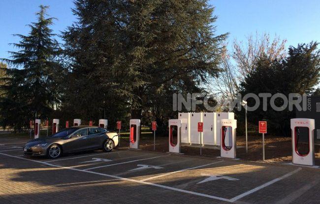 Auto prende fuoco alla colonnina di ricarica elettrica - Foto 5 di 6