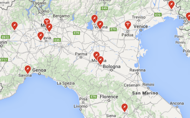 Auto prende fuoco alla colonnina di ricarica elettrica - Foto 4 di 6