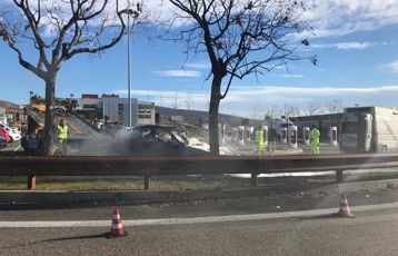 Auto prende fuoco alla colonnina di ricarica elettrica