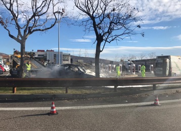 Auto prende fuoco alla colonnina di ricarica elettrica - Foto 1 di 6