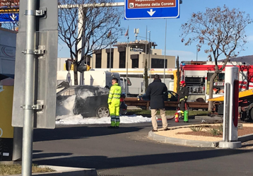 Auto prende fuoco alla colonnina di ricarica elettrica - Foto 2 di 6