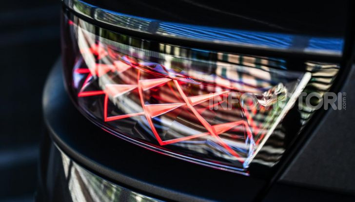 Prova su strada DS 7 Crossback: caratteristiche, opinioni, motori e prezzi - Foto 7 di 33