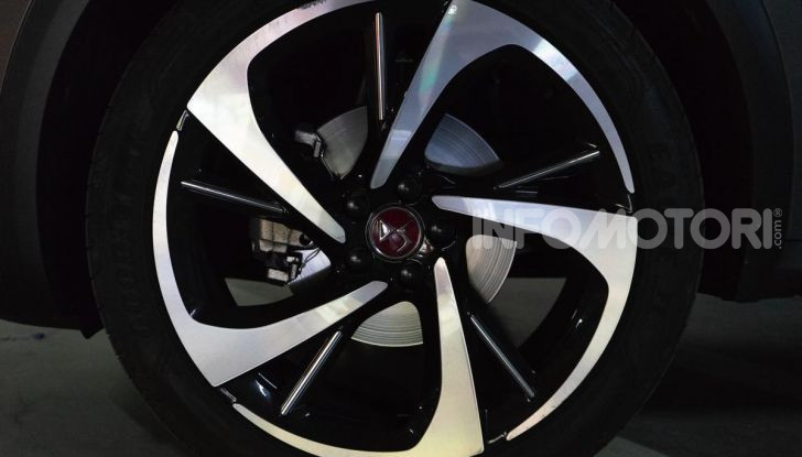 Prova su strada DS 7 Crossback: caratteristiche, opinioni, motori e prezzi - Foto 9 di 33