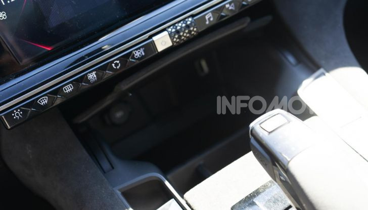 Prova su strada DS 7 Crossback: caratteristiche, opinioni, motori e prezzi - Foto 11 di 33