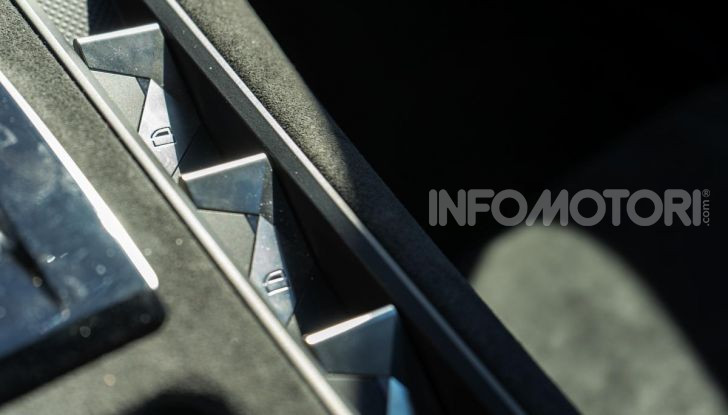 Prova su strada DS 7 Crossback: caratteristiche, opinioni, motori e prezzi - Foto 14 di 33