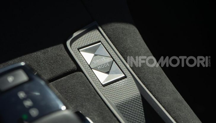 Prova su strada DS 7 Crossback: caratteristiche, opinioni, motori e prezzi - Foto 15 di 33