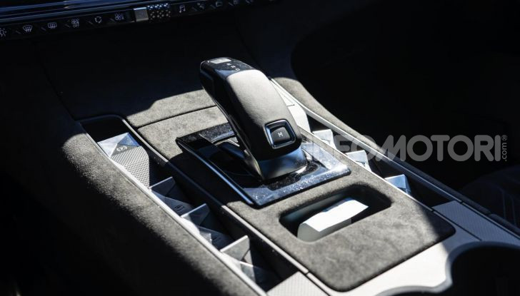 Prova su strada DS 7 Crossback: caratteristiche, opinioni, motori e prezzi - Foto 16 di 33