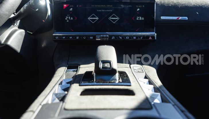 Prova su strada DS 7 Crossback: caratteristiche, opinioni, motori e prezzi - Foto 17 di 33