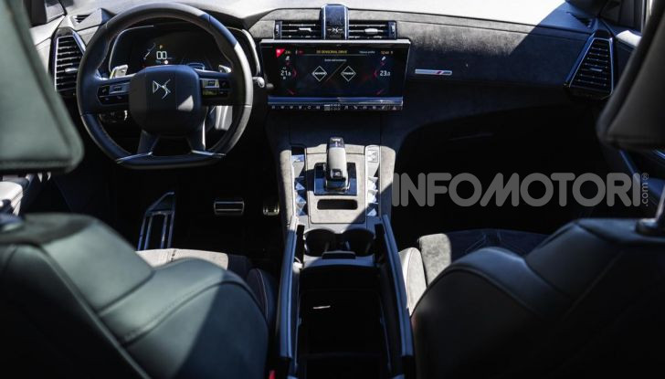 Prova su strada DS 7 Crossback: caratteristiche, opinioni, motori e prezzi - Foto 19 di 33