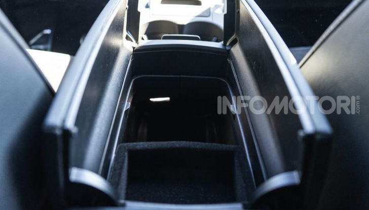 Prova su strada DS 7 Crossback: caratteristiche, opinioni, motori e prezzi - Foto 20 di 33