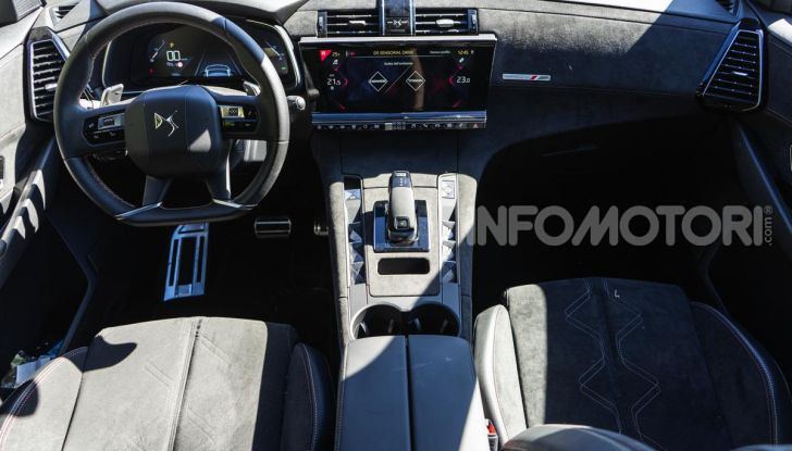 Prova su strada DS 7 Crossback: caratteristiche, opinioni, motori e prezzi - Foto 21 di 33
