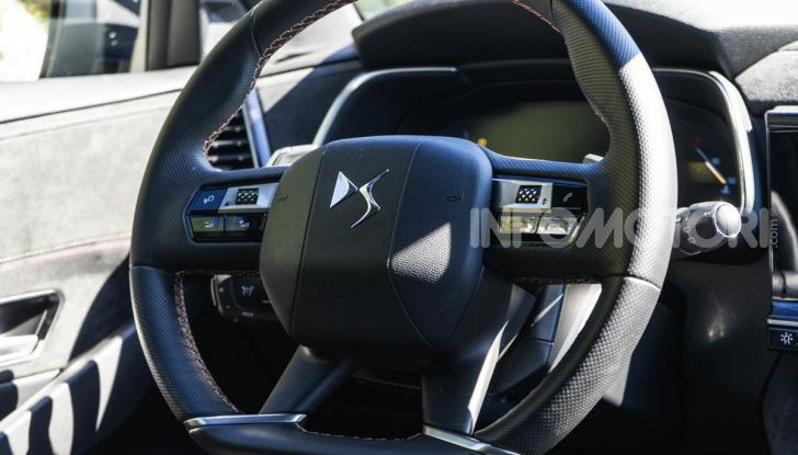 Prova su strada DS 7 Crossback: caratteristiche, opinioni, motori e prezzi - Foto 22 di 33