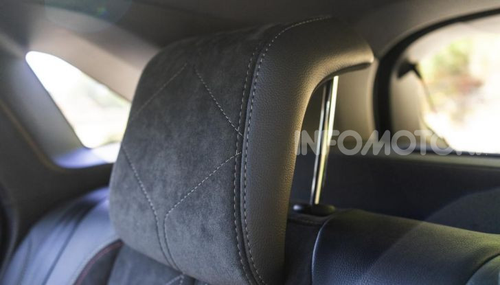 Prova su strada DS 7 Crossback: caratteristiche, opinioni, motori e prezzi - Foto 25 di 33