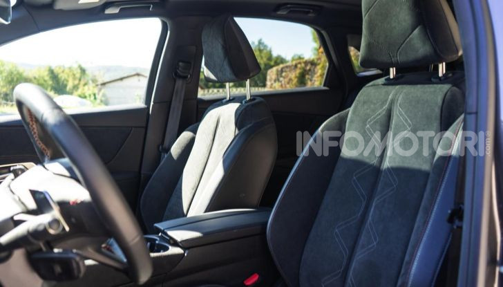 Prova su strada DS 7 Crossback: caratteristiche, opinioni, motori e prezzi - Foto 27 di 33