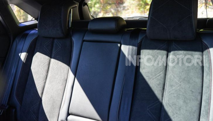 Prova su strada DS 7 Crossback: caratteristiche, opinioni, motori e prezzi - Foto 28 di 33