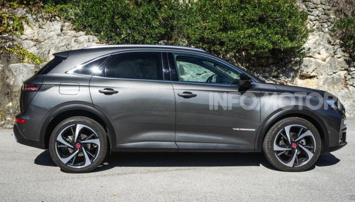 Prova su strada DS 7 Crossback: caratteristiche, opinioni, motori e prezzi - Foto 29 di 33