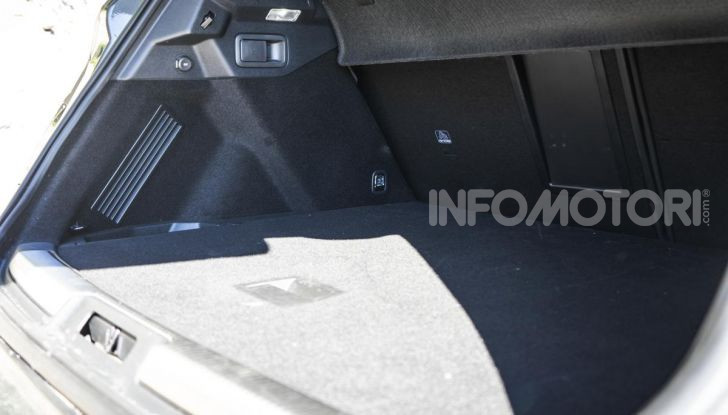 Prova su strada DS 7 Crossback: caratteristiche, opinioni, motori e prezzi - Foto 23 di 33