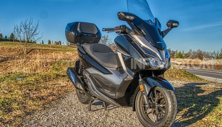 Prova Honda Forza 300, caratteristiche, opinioni e prezzo di uno dei migliori media cilindrata  - Foto 1 di 55