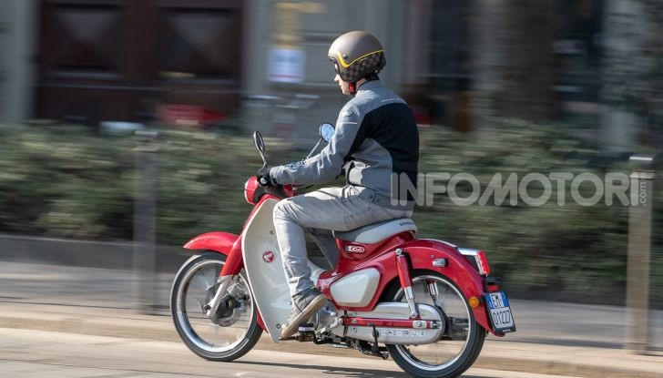 Prova Honda Super Cub C125: caratteristiche, opinioni e prezzi - Foto 54 di 59