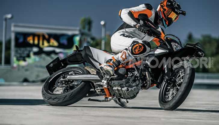 KTM 690 SMC R e KTM 690 Enduro R: le regine del motard e fuoristrada - Foto 2 di 5
