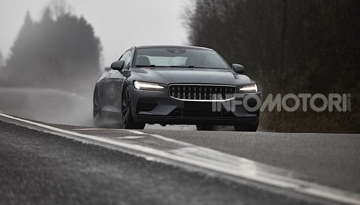 Polestar 2: caratteristiche, autonomia e prezzi del crossover elettrico - Foto 13 di 31