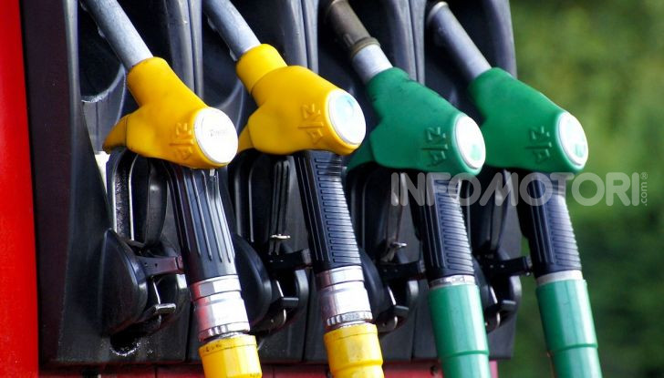 Benzina in Italia e nel mondo: quanta ne compro con uno stipendio? - Foto 2 di 7