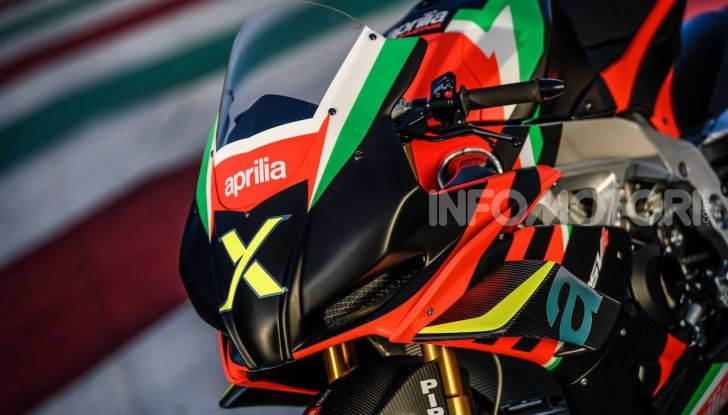 Aprilia presenta al Mugello la RSV4 X: 225 cv e soli 165 kg di peso - Foto 7 di 9