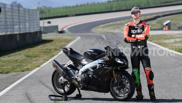 Aprilia presenta al Mugello la RSV4 X: 225 cv e soli 165 kg di peso - Foto 8 di 9