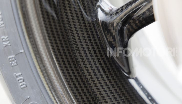 BMW S 1000 RR 2019: più veloce, leggera e guidabile - Foto 10 di 14