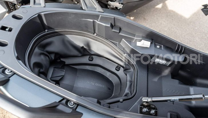 Comparativa scooter 400: Suzuki Burgman, Yamaha XMAX e BMW C400X - Foto 1 di 61